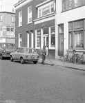 880890 Afbeelding van een straatveger van de Gemeentelijke Reinigingsdienst, aan het werk op de Kruisweg te Utrecht.